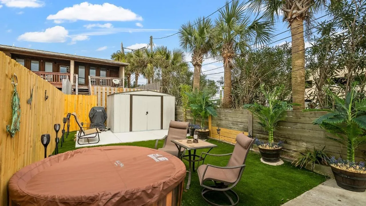 Apartment Pet Friendly Townhome With Gulf Views And Hot Tub Right Across From Beach And Schooners Panama City Beach