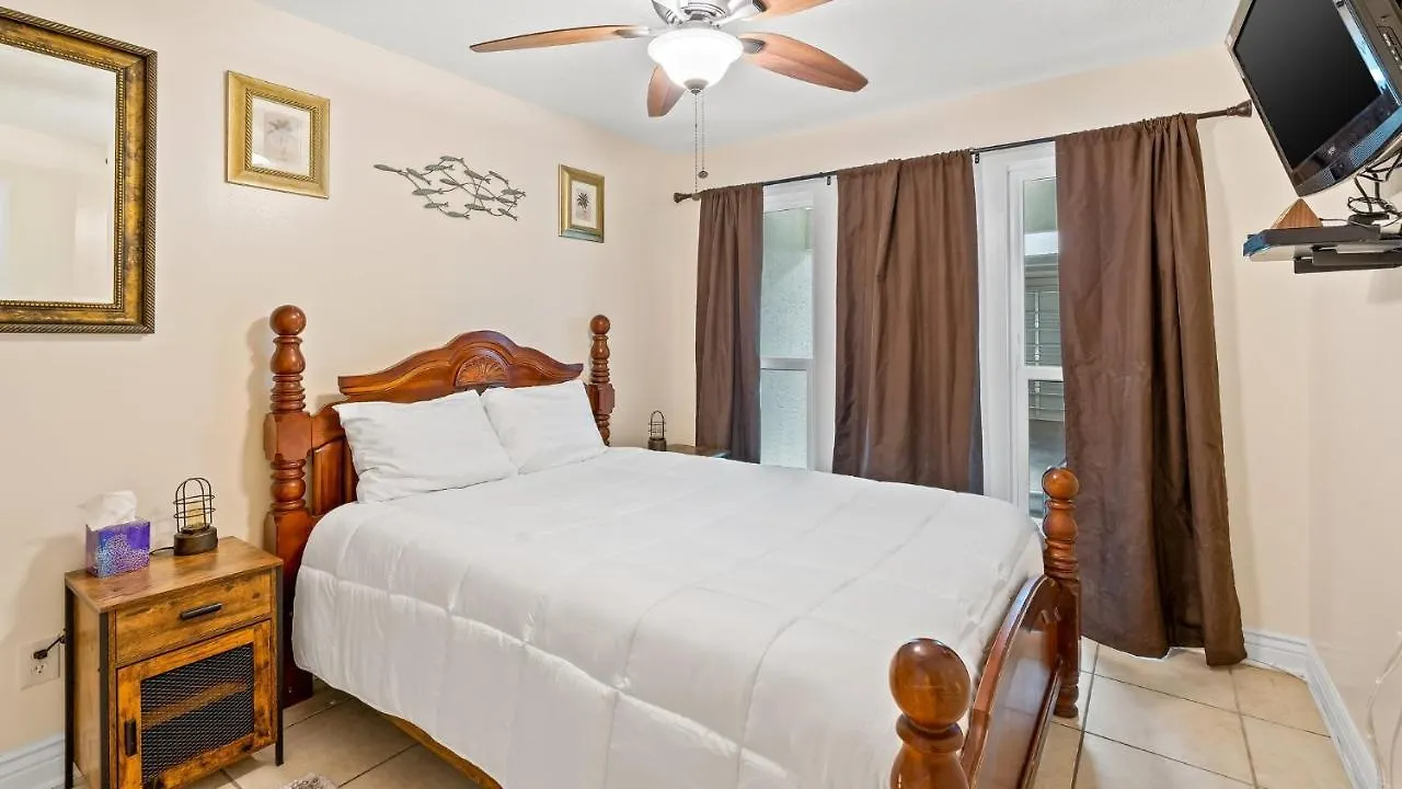 Pet Friendly Townhome With Gulf Views And Hot Tub Right Across From Beach And Schooners Panama City Beach 0*,  United States