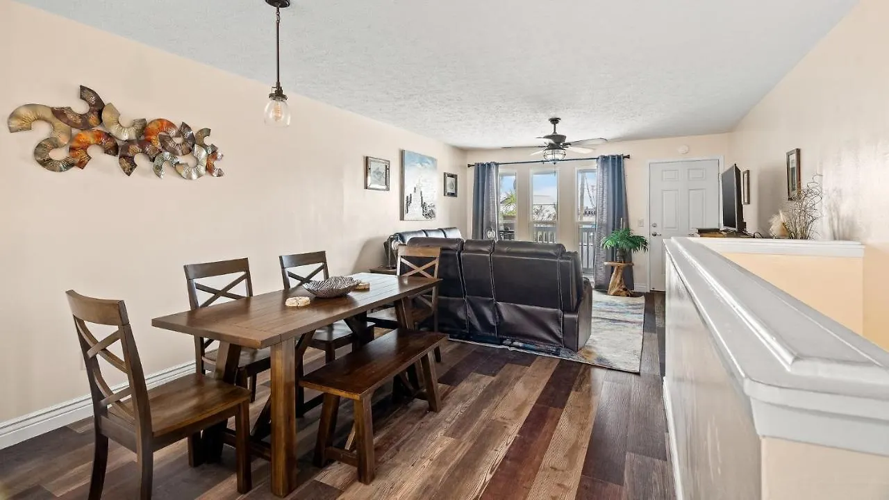 Apartment Pet Friendly Townhome With Gulf Views And Hot Tub Right Across From Beach And Schooners Panama City Beach United States