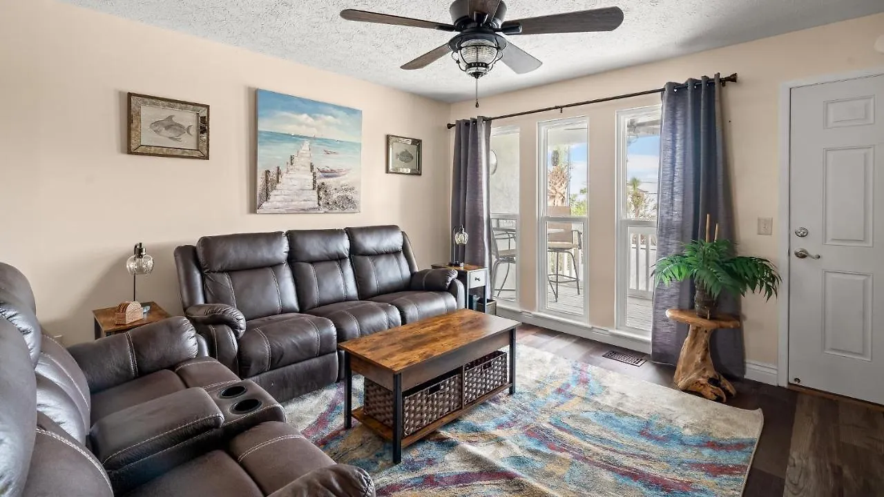 Apartment Pet Friendly Townhome With Gulf Views And Hot Tub Right Across From Beach And Schooners Panama City Beach United States